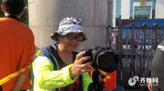 淄博83岁老人“陪考”12年 用相机记录高考瞬间