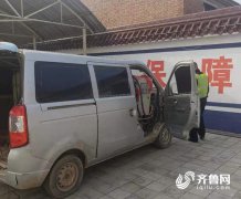 车窗贴黑膜车内“装备”齐全，聊城这辆面包车